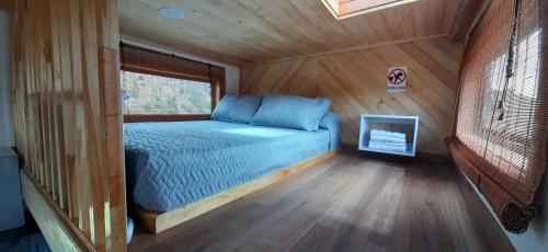 a bedroom with a bed in a tiny house at Casa Villa de leyva in Sáchica