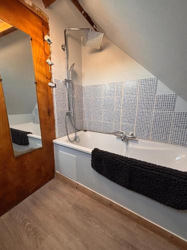 ein Badezimmer mit Badewanne und Waschbecken in der Unterkunft Ti Laja - nuage de coton 30m plage in La Baule-les-Pins