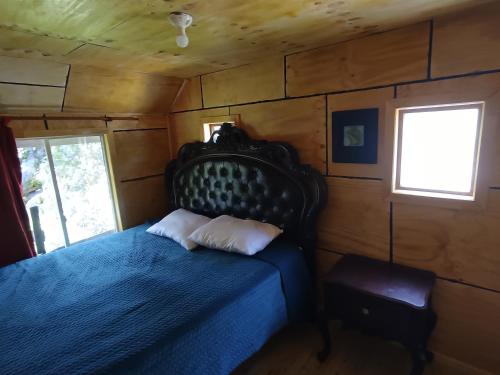 Giường trong phòng chung tại Cabaña el bosque de la bruja