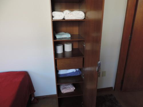 a closet with towels and towels in a room at Pousada Melhor Hora in Cunha