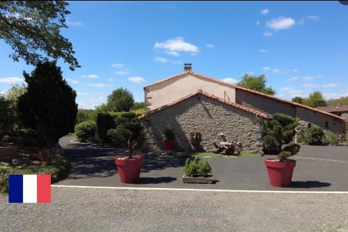 レ・ゼペスにあるAu Petit Bignonの鉢植えの建物