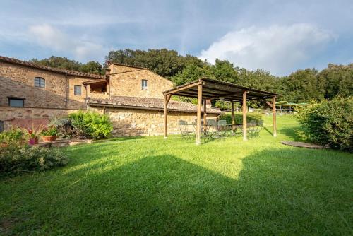 En have udenfor Agriturismo Verniano Five Apartments with Panoramic Pool