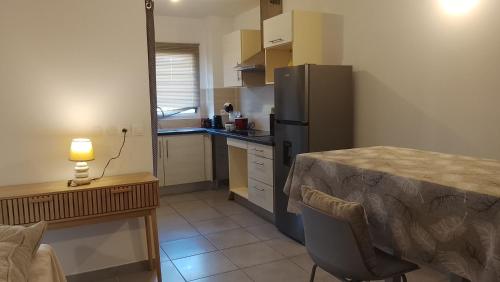 O bucătărie sau chicinetă la T2 dans quartier résidentiel