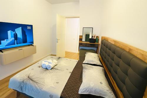 een woonkamer met een bed en een flatscreen-tv bij Smart Serendipity Apartments in Boekarest