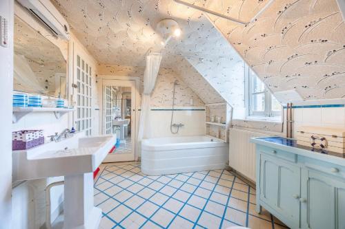 a large bathroom with a tub and a sink at Gîte de l'ouvroux in Montournais