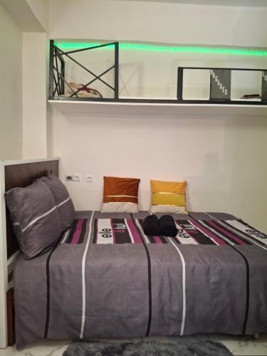 Ένα ή περισσότερα κρεβάτια σε δωμάτιο στο Le Bivouac du Maïdo Studio 3