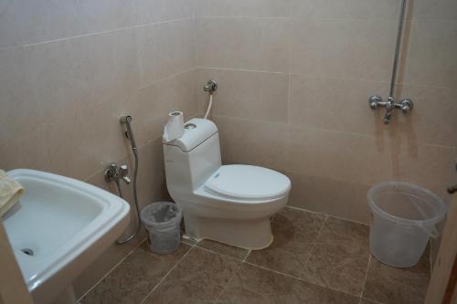un baño con inodoro y lavabo en Secret Garden Hostel & Guesthouse, en Chitral