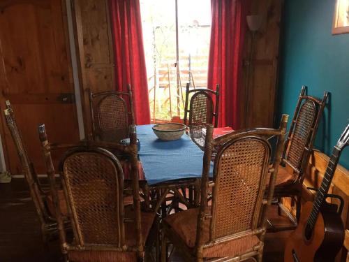 ein Esstisch und Stühle mit einer Schüssel darauf in der Unterkunft Cabaña Las Cruces in Las Cruces