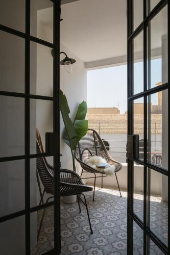 a room with chairs and a potted plant at Campo de Santa Clara 98 in Lisbon