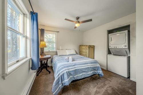 Ένα ή περισσότερα κρεβάτια σε δωμάτιο στο 4BR Retreat with Hot Tub and Resort Style Amenities