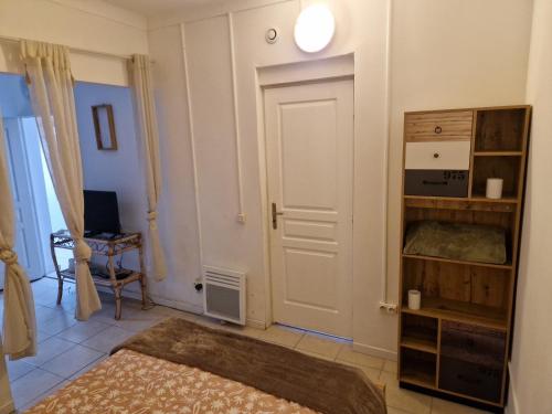 アンティーブにあるMaison du claretのドア付きの部屋と敷物付きの部屋