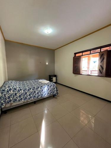 una camera da letto con un letto e una finestra di Chácara com piscina e 3 varandas no Caldas a Barbalha