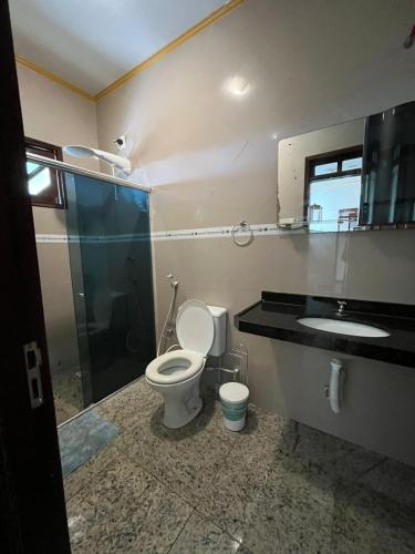un bagno con wc, lavandino e doccia di Chácara com piscina e 3 varandas no Caldas a Barbalha