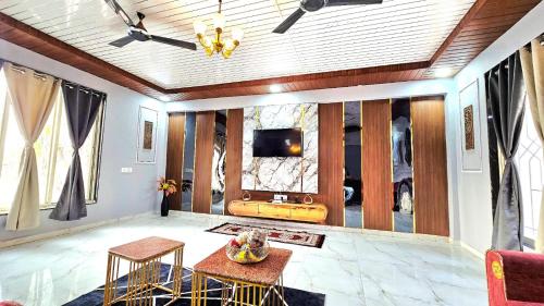 Χώρος καθιστικού στο ll EMPYREAN STAY ll ROYAL SUPREME VILLA ll 3BHK ll AC ll PVT POOL ll FREE WIFI ll MINI BAR