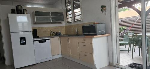 Kuchyň nebo kuchyňský kout v ubytování Superbe T3 avec une grande terrasse et un accès direct aux 2 plages Gros Raisin