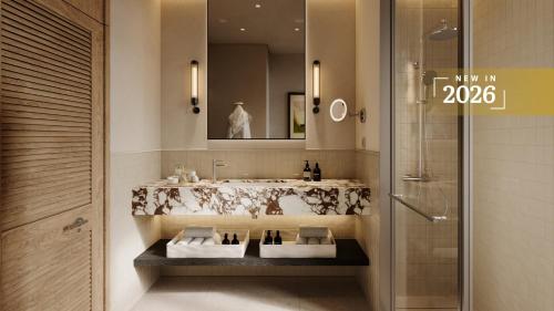 Un baño con lavabo, espejo y ducha. en Hotel Sirena Hvar, en Hvar