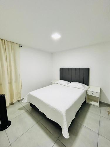 En eller flere senge i et værelse på Central apartment in Bello