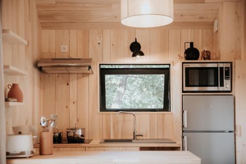 Cuisine ou kitchenette dans l'établissement Domaine St-Amand