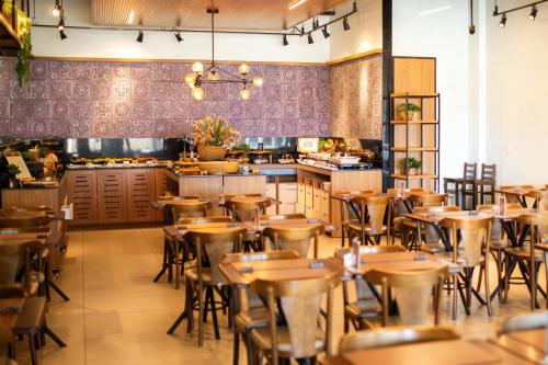 een leeg restaurant met houten tafels en stoelen bij Vista Panorâmica - Hotel Vision in Brasilia
