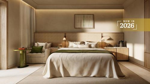 Un dormitorio con una cama grande y una silla. en Hotel Sirena Hvar, en Hvar