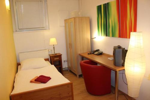 En eller flere senge i et værelse på BudgetRooms - souterrain-private rooms & kitchen