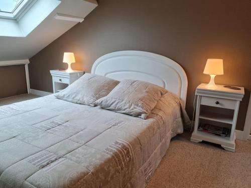 "Chambre familiale", La Maison des Grenouilles في Férolles: غرفة نوم بسرير ابيض كبير مع مواقف ليلتين