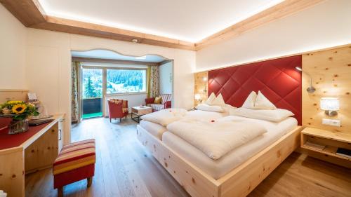 Ένα ή περισσότερα κρεβάτια σε δωμάτιο στο Thermenwelt Hotel Pulverer