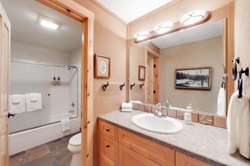 un bagno con lavandino, WC e specchio di 1 Pine Mountain a Sunriver