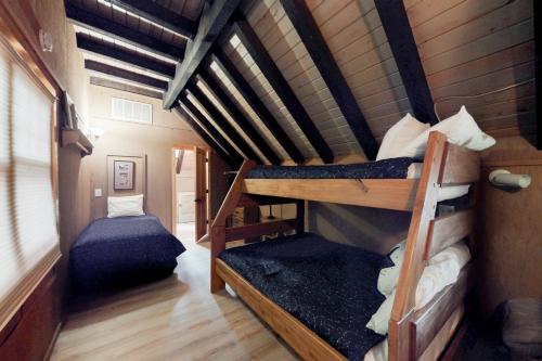 una camera con tre letti a castello in una casa di 1 Pine Mountain a Sunriver