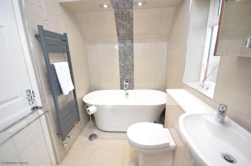 Et badeværelse på Broadwater on the river in Wroxham