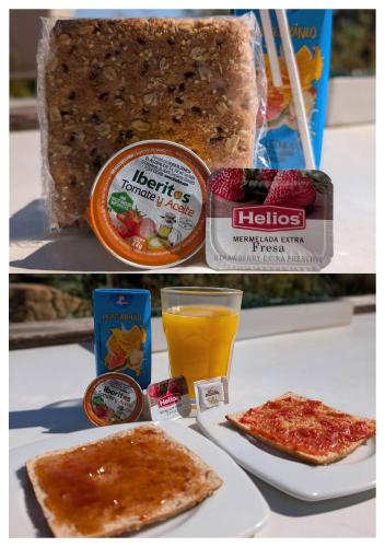 einen Tisch mit einem Teller Pizza und einem Glas Orangensaft in der Unterkunft Apartalux Star Magic II in Águilas