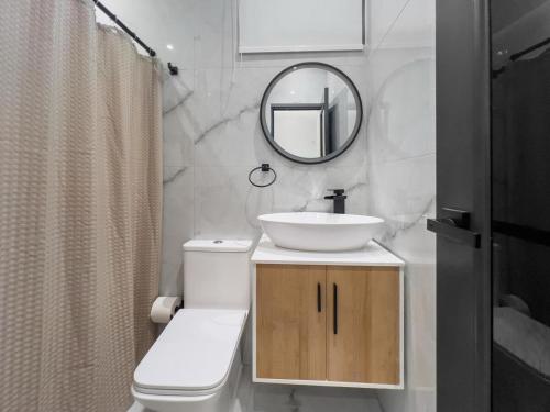 Ένα μπάνιο στο Hyde Park 7 Comfy Apt With Parking in San Juan