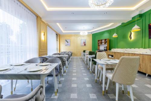 En restaurant eller et andet spisested på Royal Sebzor Expo Hotel