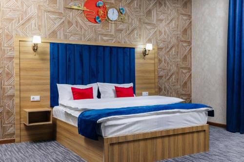 En eller flere senge i et værelse på Royal Sebzor Expo Hotel