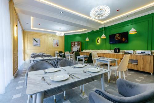 Et opholdsområde på Royal Sebzor Expo Hotel