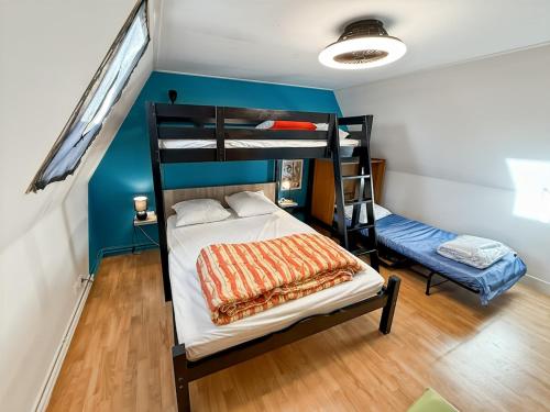 Ένα ή περισσότερα κρεβάτια σε δωμάτιο στο Maison auvergnate pleine de charme, Pleaux, 5 pers