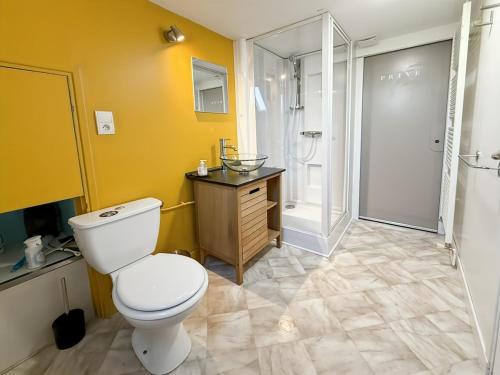 Ένα μπάνιο στο Maison auvergnate pleine de charme, Pleaux, 5 pers