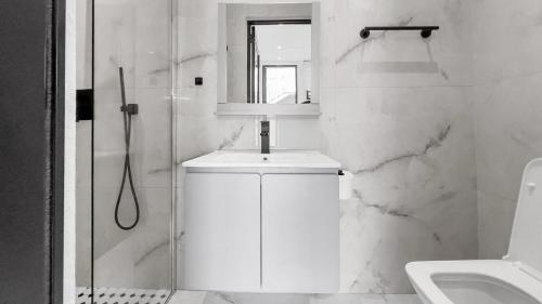 Ένα μπάνιο στο Hyde Park 4 Comfy Apt With Parking in San Juan