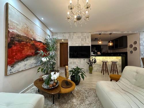 un soggiorno con un divano e un tavolo di Charmoso apt Milao c garagem no centro a Serra Negra