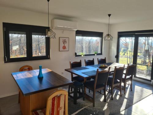 Villa Aria في Bosanska Krupa: غرفة طعام بها طاولة وكراسي