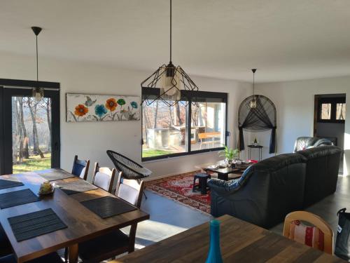 Villa Aria في Bosanska Krupa: غرفة معيشة بها طاولة وأريكة