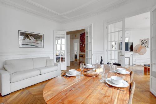 TBS 319 - Superb apartment with Eiffel Tower view