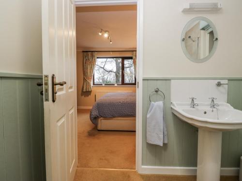 ein Badezimmer mit Waschbecken und Bett in der Unterkunft Beech Brae in Kendal