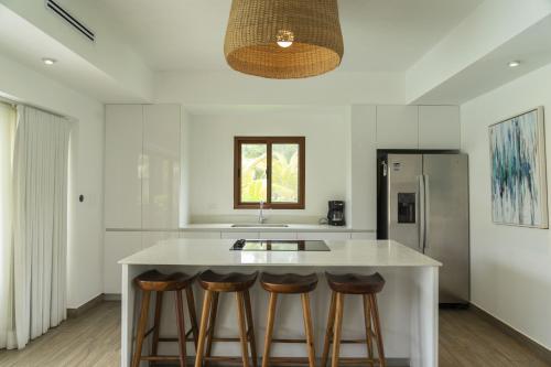 Кухня или мини-кухня в Villa with Jacuzzi and pool view in Monterrico
