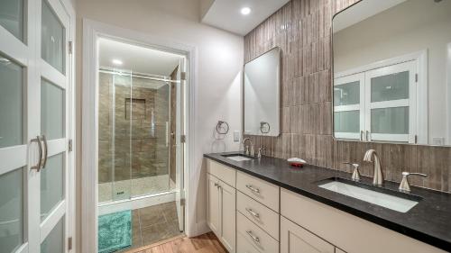 een badkamer met een wastafel en een douche bij Waterfront, Spa/Pool, Private Paradise On LBK! in Longboat Key