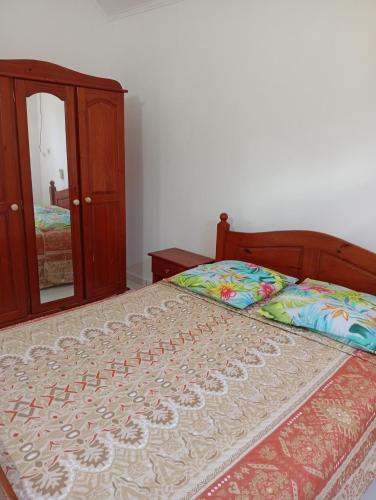 Ένα ή περισσότερα κρεβάτια σε δωμάτιο στο Les jardins de VALENTIN 2