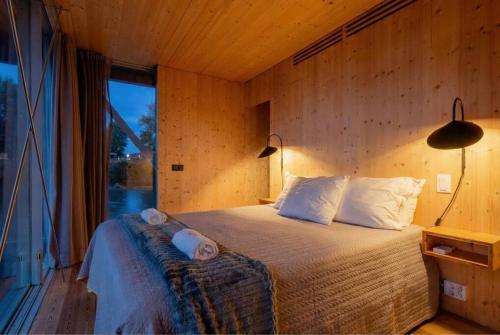 Ένα ή περισσότερα κρεβάτια σε δωμάτιο στο SleepBoat - Cozy Modern Houseboat in Porto