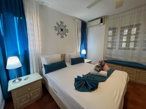 um quarto com 2 camas e cortinas azuis em Condo 1bdr 1bth with garden em Punta Cana