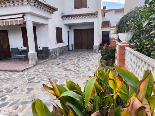 einen Innenhof eines Hauses mit einer steinernen Einfahrt in der Unterkunft CASA EL LAUREL in Vélez Rubio