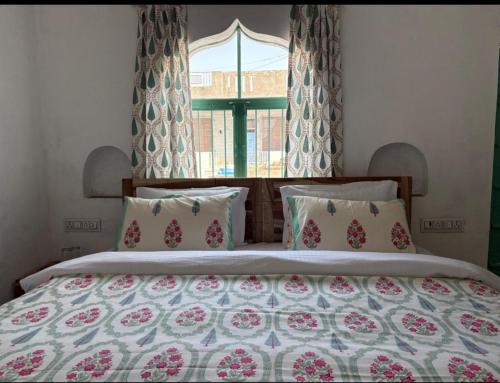 Ένα ή περισσότερα κρεβάτια σε δωμάτιο στο Kamal Homestay